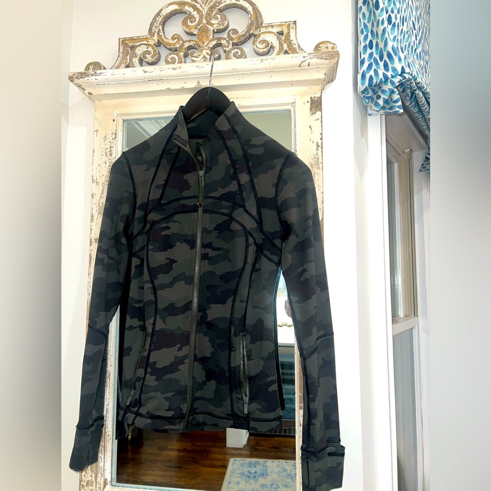 Like new Lululemon green camo Jacket size 4